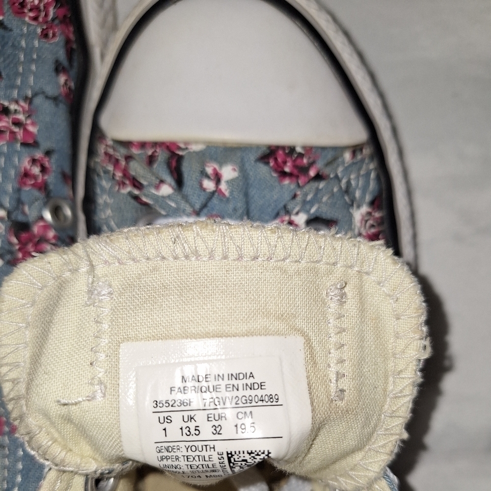 Converse, Youth Size 1, Blue Floral design - Picture 9 of 9